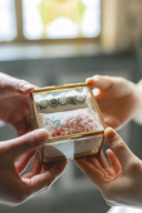 衣装はシンプルに、小物で華やかさをプラス