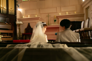 歴史あるベンチに並んで — 静かな誓いの前に