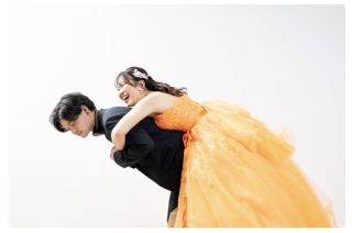 秋に映えるオレンジカラードレスで叶える特別な一日