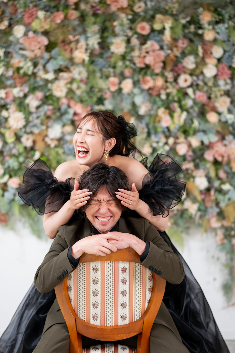 【スタジオ紹介】フラワーウォールでお二人の笑顔を引き立てるウェディングフォト♪