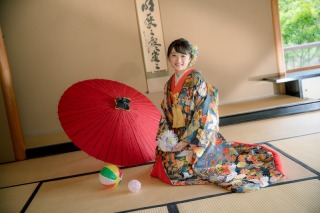 【前撮りのメリットや挙式日の何カ月前に行うのが良いか、などについてご案内します】