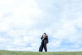 顔出しなしでもおしゃれに!「顔隠しポーズ」で残す前撮り写真