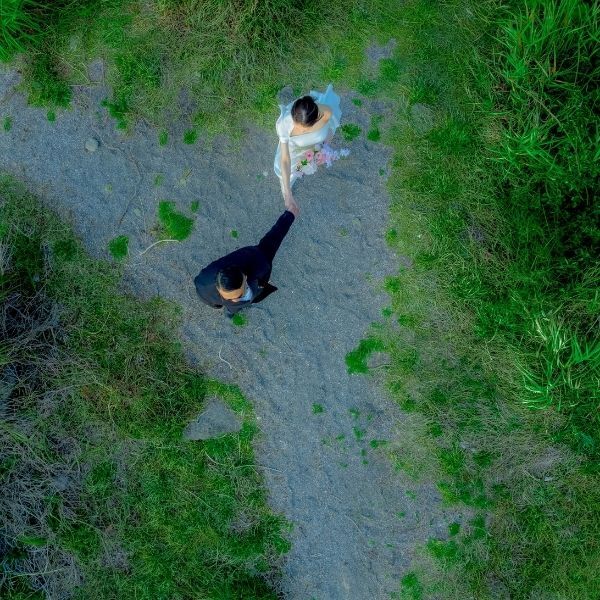 まるで映画?ドローン撮影で圧倒的な開放感:ドローン前撮りのメリットを徹底解説