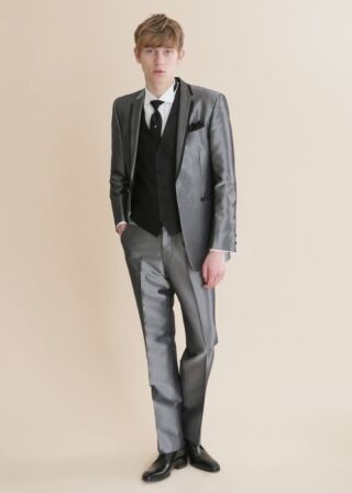 なんでもいいと思っていませんか?新郎様のタキシードもこだわりましょう!