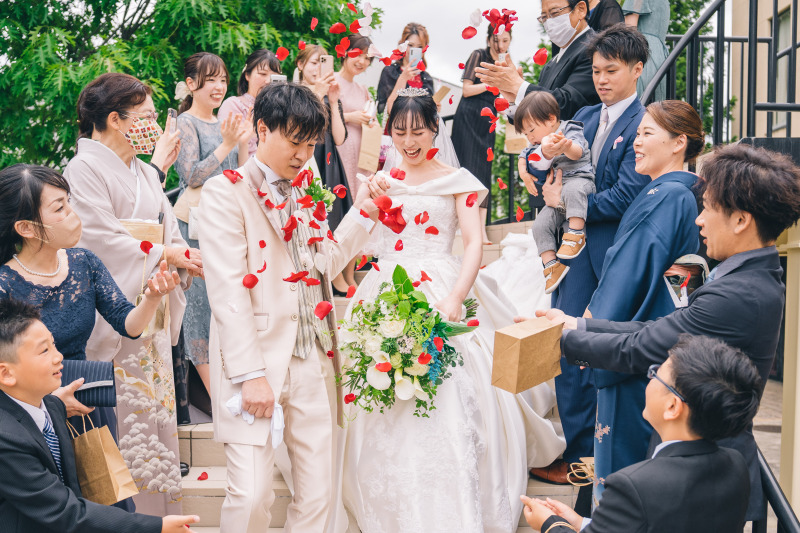 祝福の舞♡フラワーシャワーに包まれて！