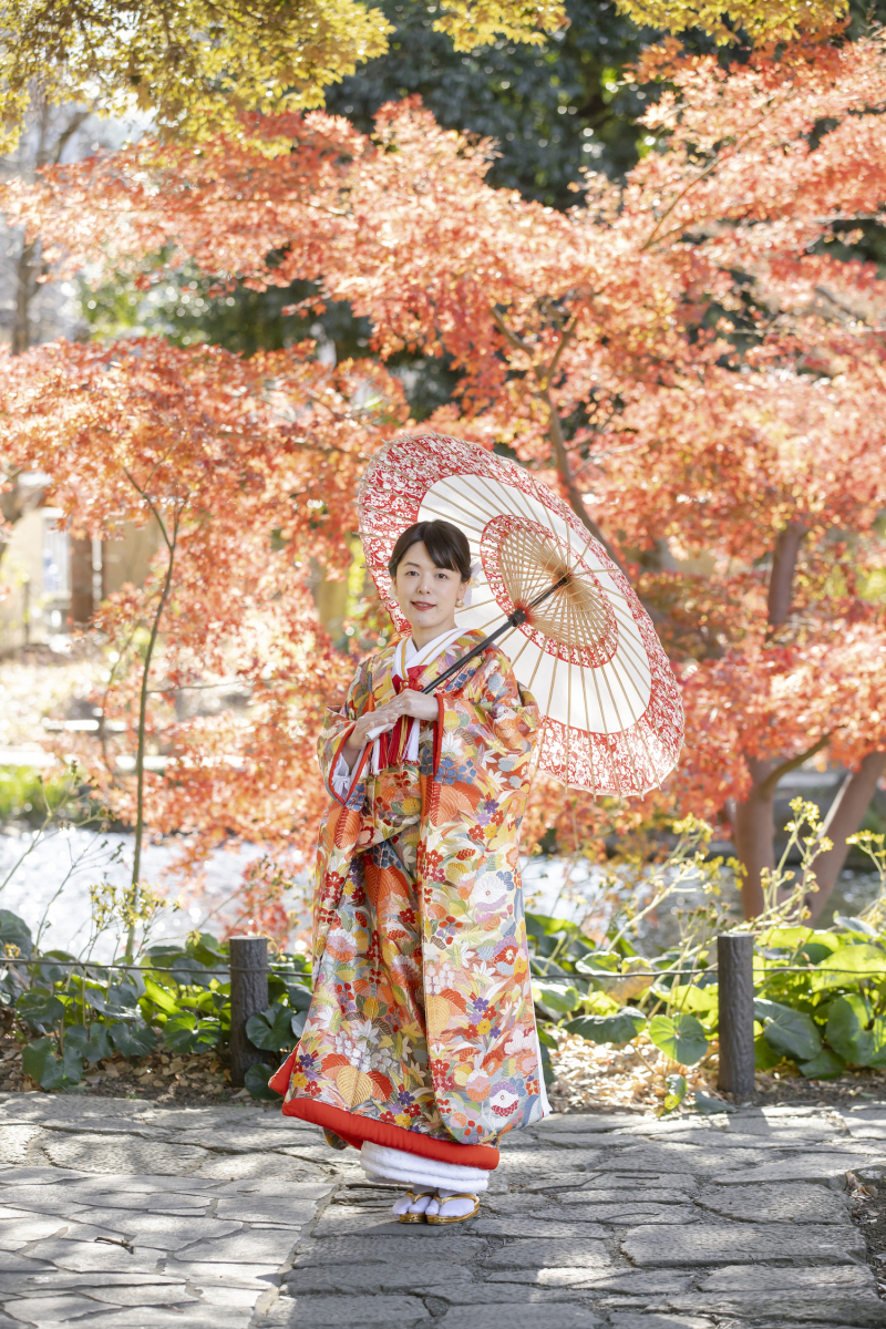 紅葉シーズンでの前撮りで選びたい! 秋色に調和する和装の色打掛