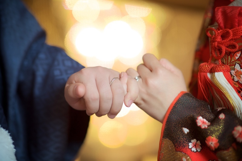 結婚式のフォト前撮りに取り入れたい！「指輪」を使ったポーズ♡