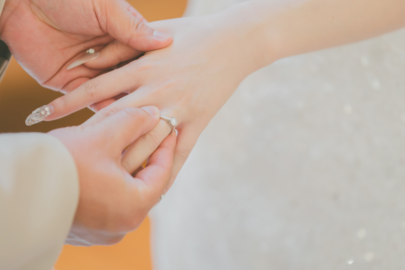 結婚式のフォト前撮りに取り入れたい！「指輪」を使ったポーズ♡
