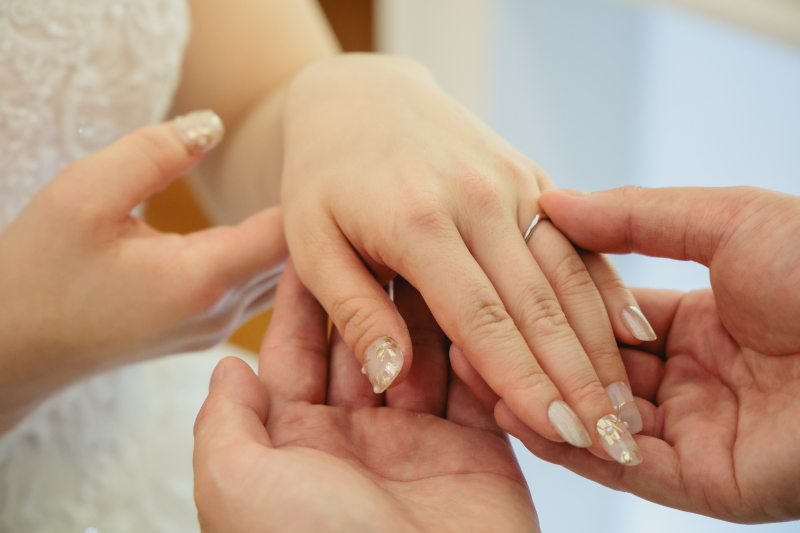 結婚式のフォト前撮りに取り入れたい!「指輪」を使ったポーズ5選