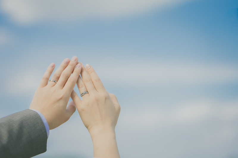 結婚式のフォト前撮りに取り入れたい！「指輪」を使ったポーズ5選
