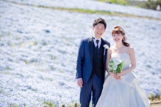 木漏れ日に笑顔が照らされる。自然の中で撮るウェディングフォト