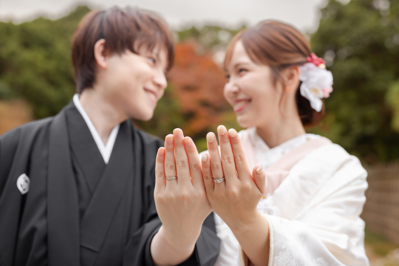 結婚式のフォト前撮りに取り入れたい！「指輪」を使ったポーズ♡