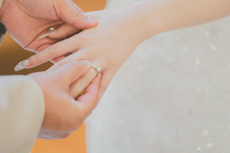 結婚式のフォト前撮りに取り入れたい!「指輪」を使ったポーズ5選