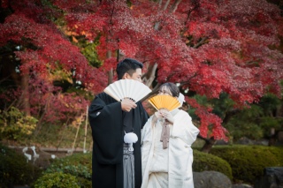 紅葉シーズンでの前撮りで選びたい！　秋色に調和する和装の色打