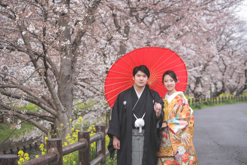 桜を背景にした撮影は、和装フォトと相性抜群の&ldquo;象徴的なロケーション