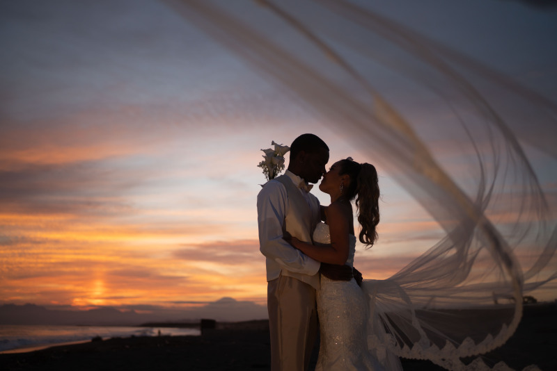 【手をつなぐだけで】ふたりらしい写真になる理由