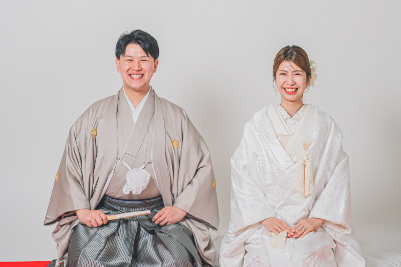 こだわりの「グレージュ紋付」と「白無垢」で叶えるお二人らしい結婚写真♡