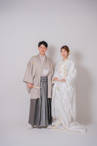 こだわりの「グレージュ紋付」と「白無垢」で叶えるお二人らしい結婚写真♡