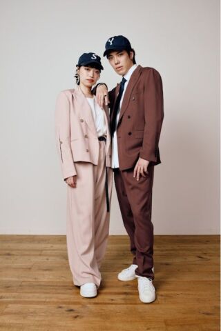 1枚脱ぐだけで一変。ペアは端正、ソロはこなれ感——メンズON/OFF