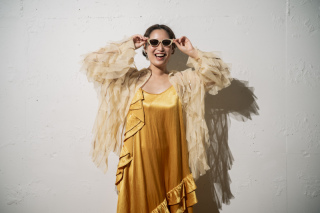 サテン素材で叶えるエレガントなスタイル｜Cli’O Auraの衣装コレクション