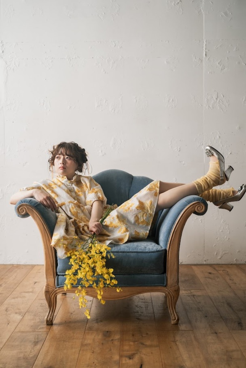 スタジオ撮影で映える“足元ポージング”3選｜立ち・座り・動きで見せる印象アップ