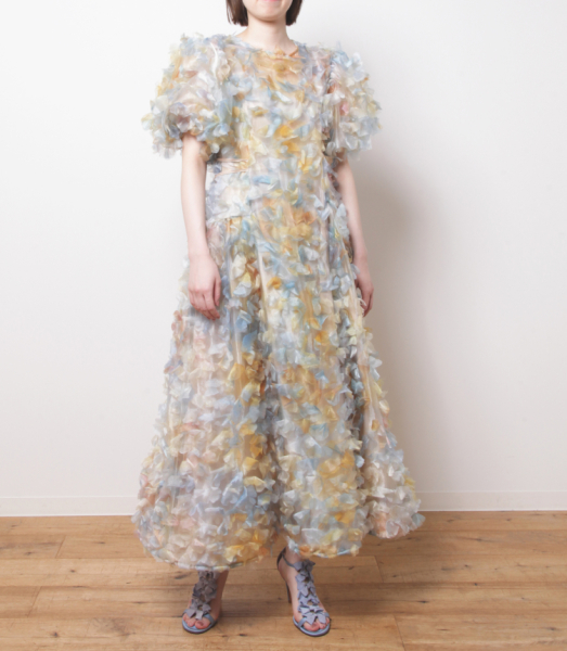 リボン付きサンダルで叶える“華やかフェミニン”|カラーで遊ぶ足元コーデ