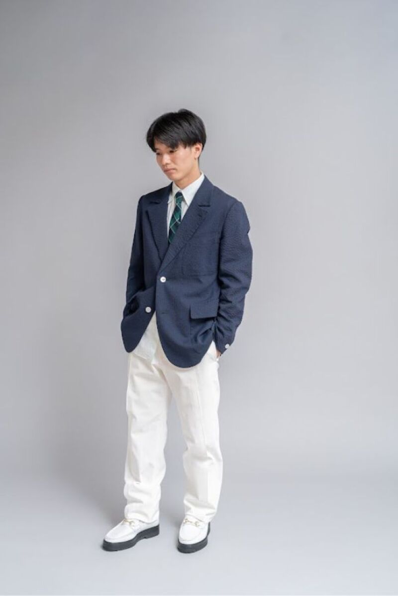 1枚脱ぐだけで一変。ペアは端正、ソロはこなれ感——メンズON/OFF