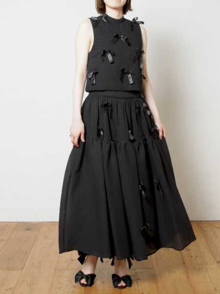 リボン付きサンダルで叶える“華やかフェミニン”|カラーで遊ぶ足元コーデ