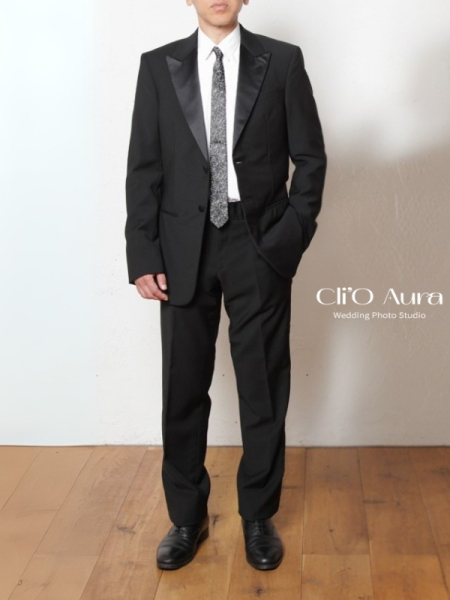 フォトウエディングを引き締める“モノトーンコーデ”