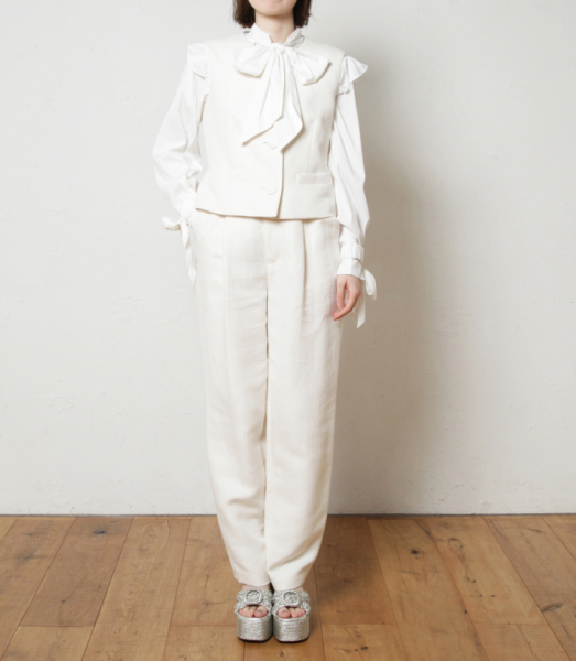 光をまとうホワイトパンツ|抜け感と品を両立したスタジオコーデ