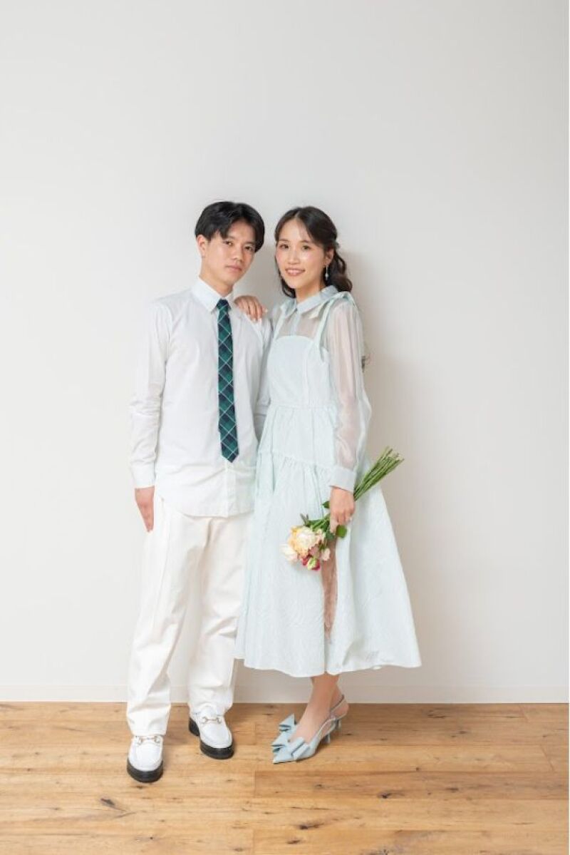 1枚脱ぐだけで一変。ペアは端正、ソロはこなれ感——メンズON/OFF