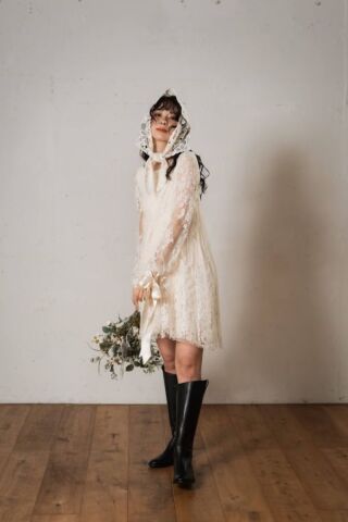 立つだけで印象が変わる？フォトで映える「立ち姿」と「座り姿」のポイント