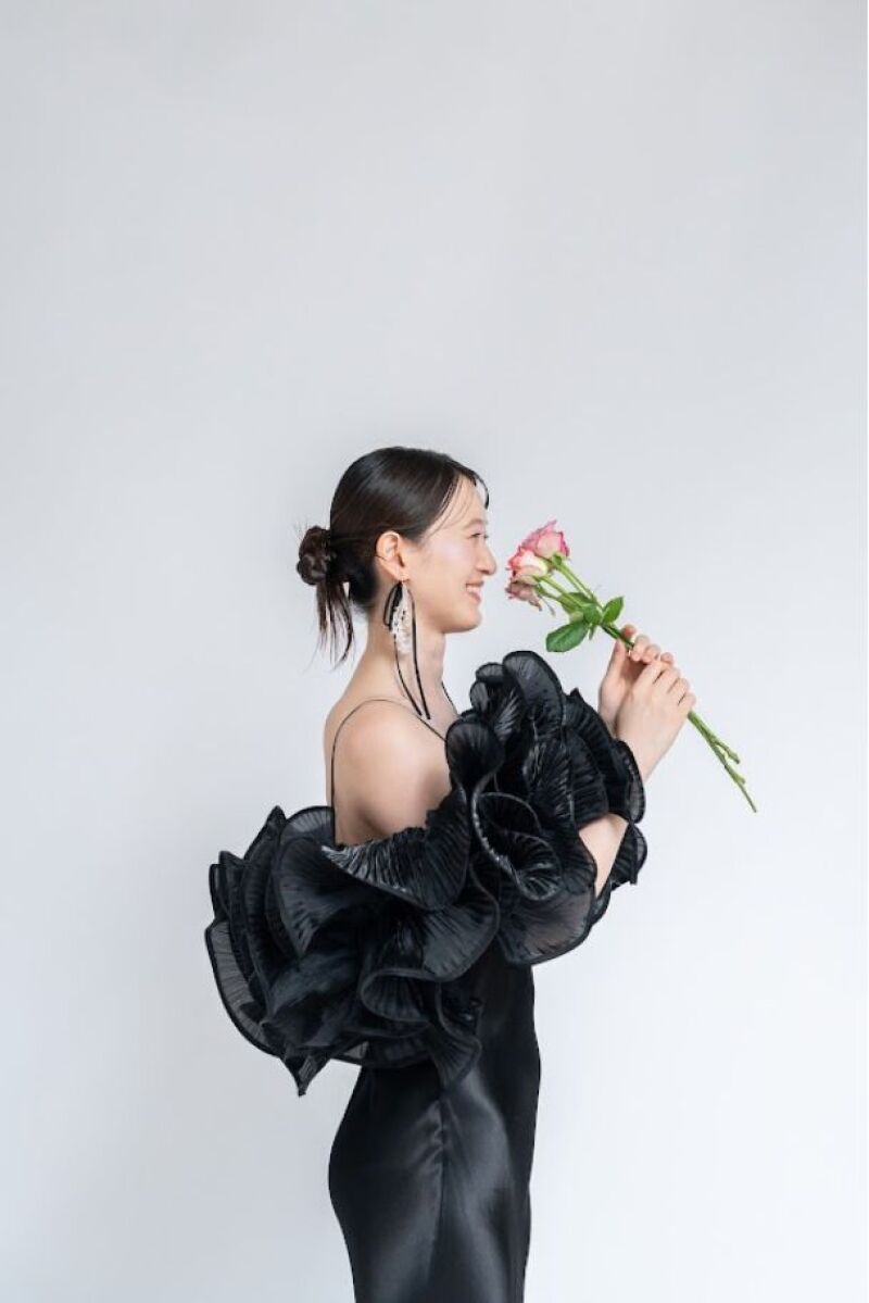 写真映えするブラックドレスで叶える大人のフォト