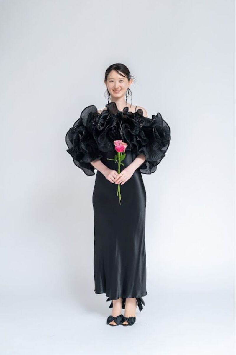 写真映えするブラックドレスで叶える大人のフォト