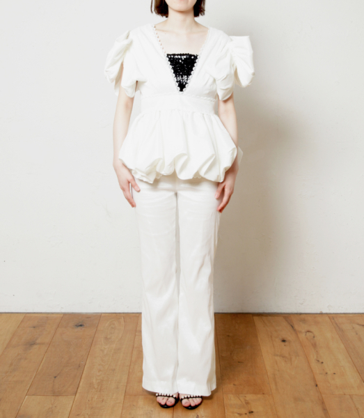 光をまとうホワイトパンツ|抜け感と品を両立したスタジオコーデ