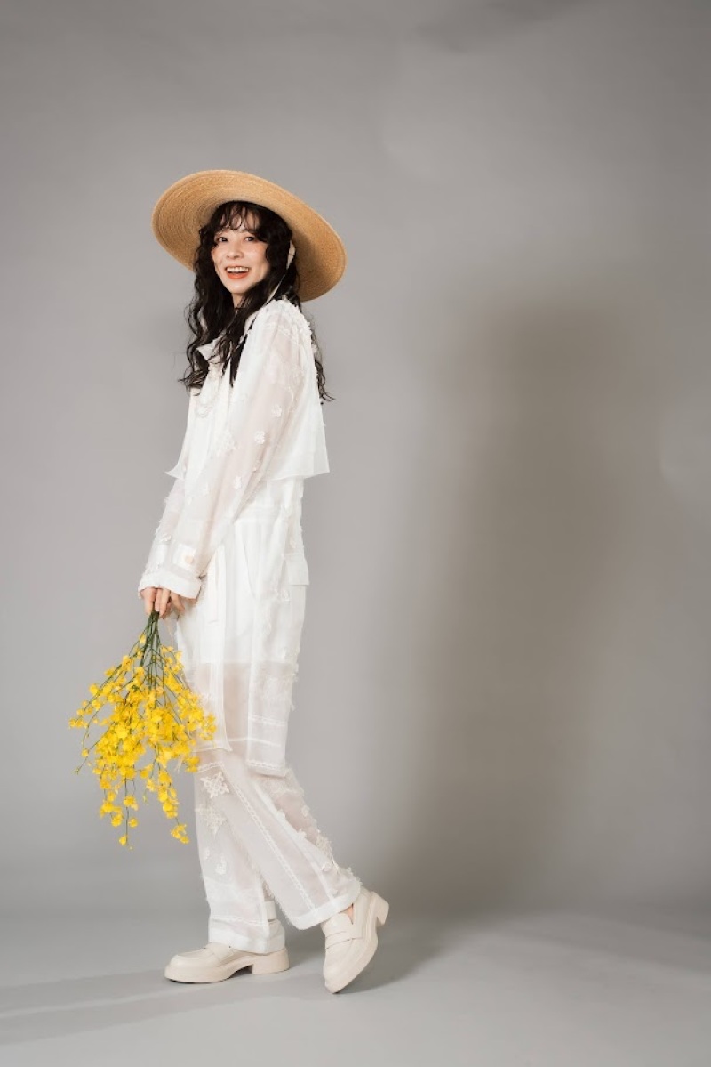 スタジオ撮影で映える“足元ポージング”3選｜立ち・座り・動きで見せる印象アップ