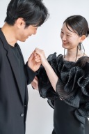 ふたりの距離が“絵になる”瞬間を｜洋装フォトで映えるカップルポーズ＆表情ガイド