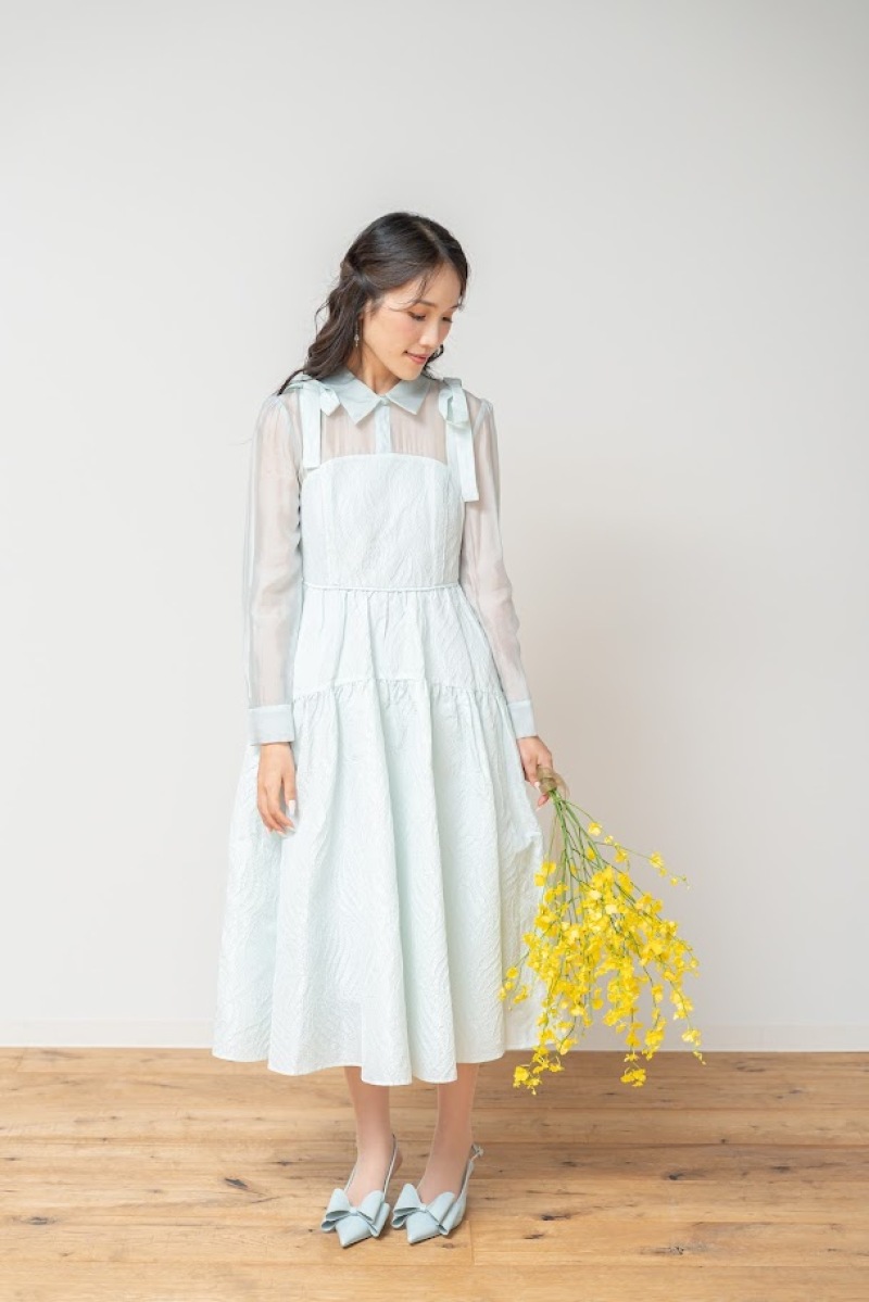 リボン付きサンダルで叶える“華やかフェミニン”|カラーで遊ぶ足元コーデ