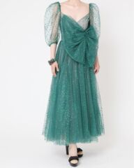 【ドット柄コーデ】フォトウェディングや記念撮影で可憐さを引き立てるスタイル