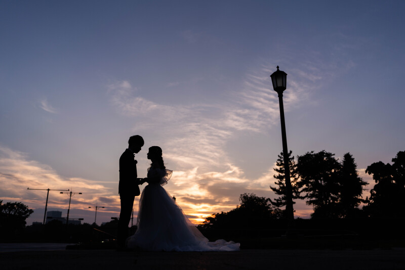 【冬の街並みに溶け込む】手をつないで歩いた、心温まる一日