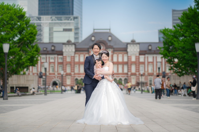 【フォトウェディングで小物を活かす】思い出を写真に重ねて