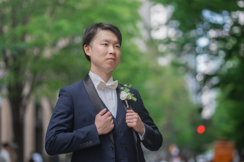 【フォトウェディングで小物を活かす】思い出を写真に重ねて