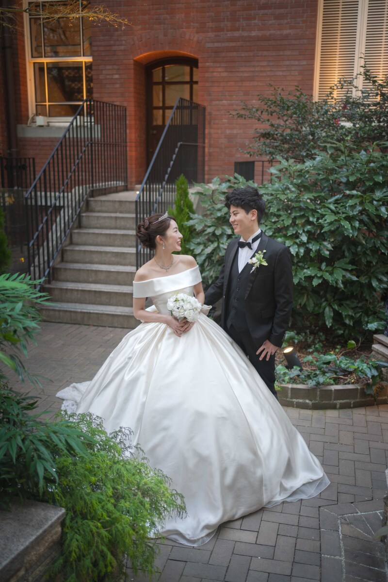 【冬の白が映える】“ドレスのシルエット重視ショット”