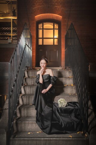 【ドレス】ミカド・サテンの美しさ。冬の光が引き立てる“クラシック花嫁”