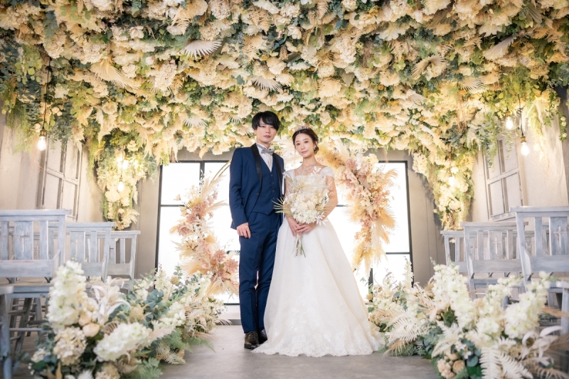 2万本超のお花×誓いのシーン♡カップルの声をカタチにした、チャペル風スタジオ誕生！【PR】