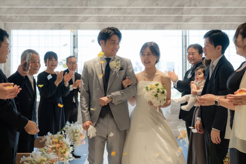 暖かく見守られながらフワラーシャワーで退場