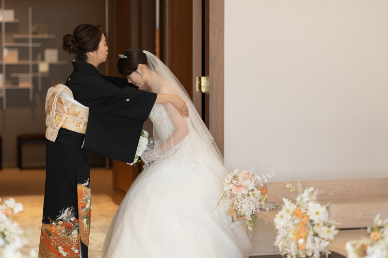 お母様から旅立つ娘への最後の身支度