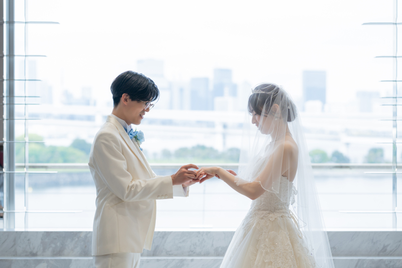 お互いへの愛の証として指輪を交換。