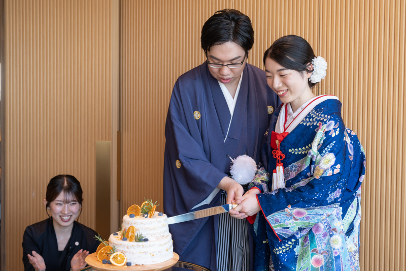 お二人で仲良くケーキ入刀。