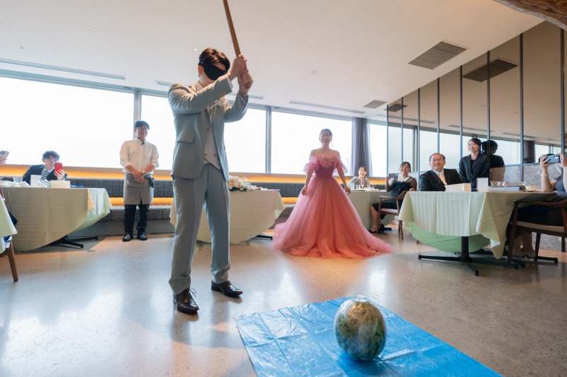 レストランでスイカ割り！？